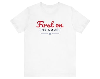 Camiseta de pickleball "Primero en la cancha", regalo divertido de pickleball para jubilados.