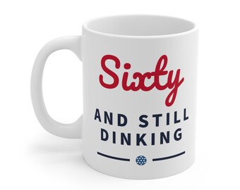 Taza de pickleball "Sesenta y aún jugando", regalo divertido para la jubilación, regalo para amantes del pickleball, regalo de Navidad para jugadores de pickleball, regalo de cumpleaños