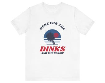 Camiseta de pickleball "Aquí para los Dinks y los chismes", regalo divertido de pickleball para mujeres, regalo para la abuela, regalo para la pareja de pickleball