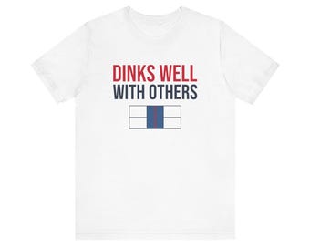 Camiseta de pickleball "Dinks Well With Others", regalo divertido para amantes del pickleball, regalo para compañeros de pickleball, regalo de Navidad para jugadores de pickleball.
