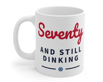 Taza de pickleball "Setenta y aún jugando al pickleball", regalo divertido para la jubilación, regalo para amantes del pickleball, regalo de Navidad para jugadores de pickleball, regalo de cumpleaños