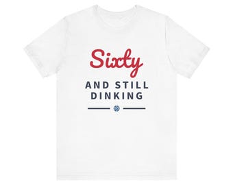 Camiseta "Sesenta y aún jugando al pickleball", regalo divertido para la jubilación, regalo para amantes del pickleball, regalo de Navidad para jugadores de pickleball, regalo de cumpleaños.