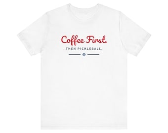 Camiseta "Primero el café, luego el pickleball", regalo divertido para amantes del pickleball, regalo para mujeres, regalo de jubilación, regalo de Navidad para jugadores de pickleball.