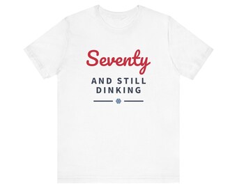 Camiseta "Setenta y aún jugando al pickleball", regalo divertido para jubilados, regalo para amantes del pickleball, regalo de Navidad para jugadores de pickleball.