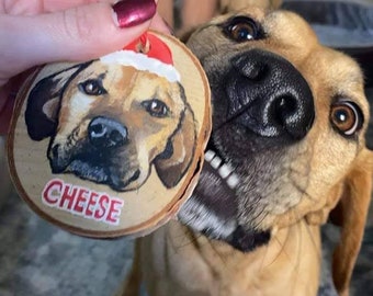 Retrato de mascota pintado a mano sobre adorno de madera con cinta