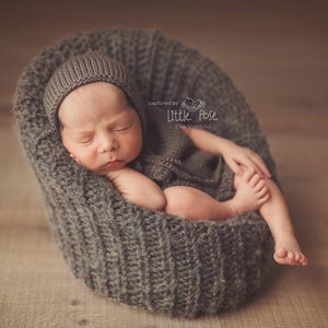 Newborn baby boy hand knitted Romper Overall and rounded bonnet set / Luxury yarn Photography Prop/Merino wool prop