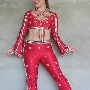 Traje de bailarina de circo vintage de los años 70 y 80, mono con pedrería y joyas de cristal rojo rubí.