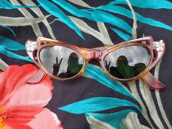 Vintage 1950s Cateye Sunglasses • Amber Carved Fra