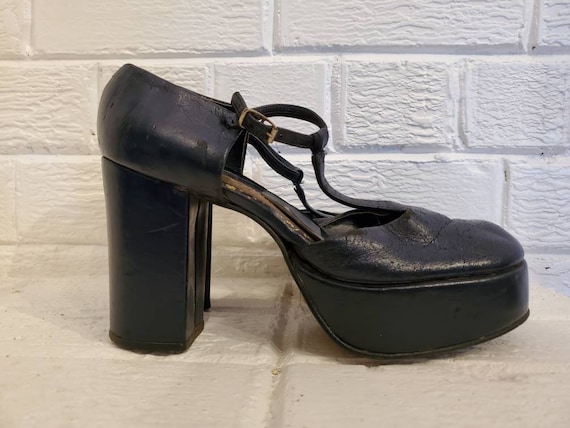 Vintage 1970s Mary Jane Platform Heels • Navy T-St