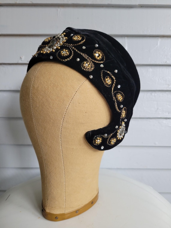 Vintage 1950s Black Velvet Crown Hat Beaded Jeweled Details  display picture 3