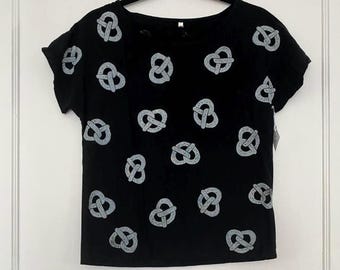 Pretzel Print - Black Top with White Print - Size L Femme