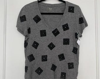 Cheesy Snack Cracker Print - Gray Tee with Black Print - Size S Femme