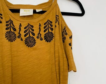 Marigold daisy cold shoulder tee - Size Medium