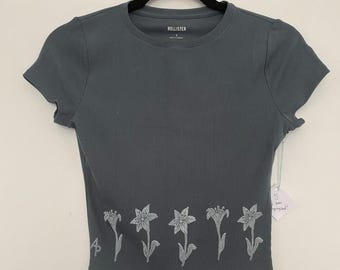 Dusty Blue Lily Cropped Tee - Size Small Femme - Upcycled Cropped Hollister Tee - Dusty Blue with White Block Print - READY to SHIP