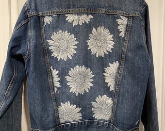 Sunflower Demin Jacket - Size M Femme - Upcycled Levi's Denim Jacket - Denim Blue with White Block Print - READY to SHIP