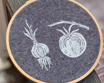 Essential Ingredients Print - Block Printed Wall Art - 6.5 inch diameter - Handmade - Wall Art - Embroidery Hoop Art - Tomato & Garlic Print