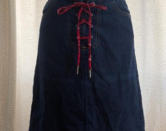 Vintage GUESS USA midi-rok met vetersluiting en bandana-effect, gemaakt van denim, maat 26, Made in USA