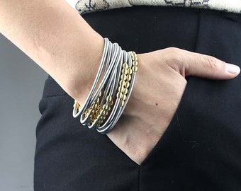 Dickes Gitarren-Silberschnur-Armband mit gewickelten Perlen, Perlen-Frühlingsarmband, Edelstahlschnur, Silberarmband-Gold oder weißen Perlen