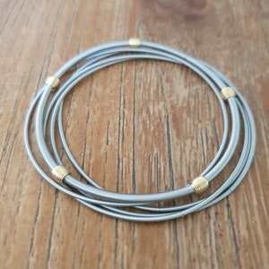 Set med silverfärgade gitarrsträngararmband - Metallspiralpärlor i gitarrarmband - Set med 5 fjädersträngar i silver och guld - Set med gitarrarmband i rostfritt stål