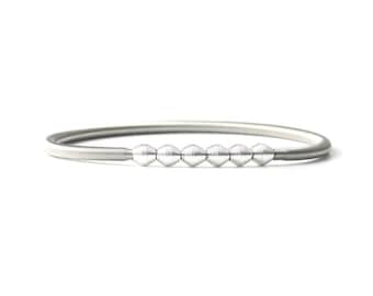 Mother Day - Dickes Gitarren-Silber-Schnur-Armband mit weißen gewickelten Perlen, Perlen-Frühlingsarmband, Edelstahlschnur, flexible Stertch