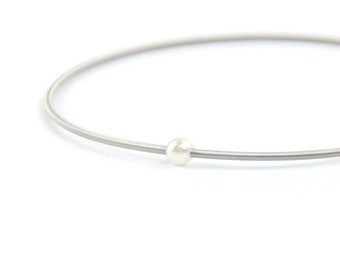 Muttertag – Edelstahlarmband mit weißer Perle, Gitarren-Federarmband, Edelstahl-Coli-String-Perle, flexible, dehnbare Saiten