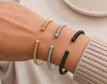 Zestaw 3 bransoletek typu Coil Cuff, otwartych bransolet ze stali nierdzewnej w kolorze złotym, srebrnym i czarnym, minimalistyczny zestaw biżuterii do łączenia w stosy