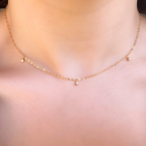 Guldhalsband med hängande diamantberlocker med CZ, Tunn kedja och diamanter, Halsband med små diamanter, Hängande diamanter