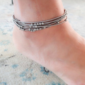 Cavigliera con corda per chitarra, cavigliera con più corde, cavigliera con perline, chiusura magnetica in acciaio inossidabile, gioielli ipoallergenici e antiossidante