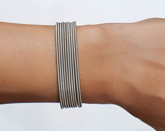 Gitarrensaiten-Armband 6-Zoll-Länge, Silberfeder-Armband, Edelstahlgitarrenarmband, geschichtetes dünnes Silberarmband