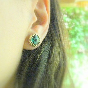 Emerald stud earrings, Emeral Crytsal Earrings, Green Crystal Stone Earrings, Emerald Studs, Emerald Jewelry