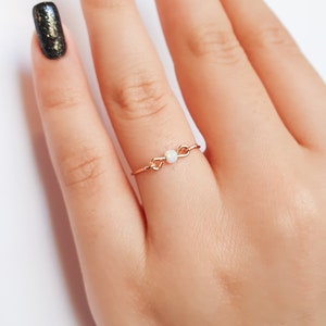 Bague fine en or rose opale blanche, bague fine en or rose, bague fine opale en or rose, bague opale blanche, petite bague opale