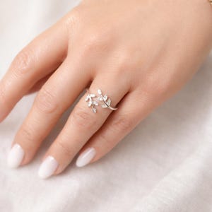 Anillo de plata de ley con forma de hoja, anillo ajustable con diseño de enredadera, anillo envolvente inspirado en la naturaleza, joyería minimalista delicada, regalo para ella, anillo de banda abierta.