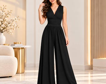 Puede incluir: Un mono negro sin mangas con un escote en V profundo, un corpiño ajustado con pliegues sutiles en la cintura y pantalones de pierna ancha que llegan hasta el suelo. La prenda es de color negro sólido y tiene una silueta estructurada.