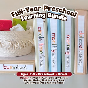 Könnte beinhalten: Ein komplettes Vorschul-Lernpaket mit vier bunten Ordnern, beschriftet mit circle time boards, monthly activities, morning menu und alphabet mastery, sowie einem busy book, einem geflochtenen Korb mit Kunststoffblöcken und Text.