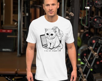 Pode incluir: Uma t-shirt branca de manga curta com um gráfico a preto e branco de um gato sentado num computador portátil aberto com uma pessoa atrás. O texto abaixo do gráfico diz $ my cat shipped it. O design está centrado no peito.