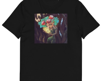 以下が含まれることがあります： 黒の半袖Tシャツ。中央には、赤い花で飾られたティール色の髪を持つ様式化された人物が描かれたグラフィックプリントがあり、緑と茶色の色調の暗い森の背景の中で光る光源を手に持っている様子が表現されています。