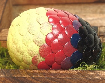 L'œuf de dragon coloré présente des écailles multicolores.