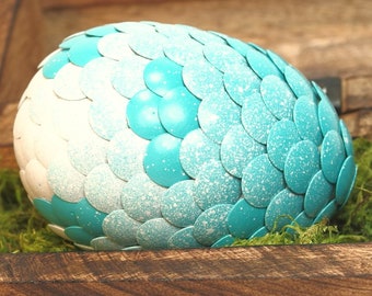 Oeuf de dragon bleu sarcelle avec des taches blanches