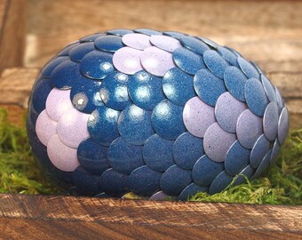 Oeuf de dragon bleu avec des taches de lavande