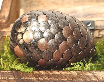 Egguf de dragon en cuivre avec écailles noires