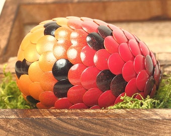 L'œuf de dragon rouge passe à l'orange avec des écailles d'accent noir.