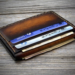 Portafoglio da uomo fatto interamente a mano in Italia. Portacarte di credito in cuoio, vera pelle italiana.