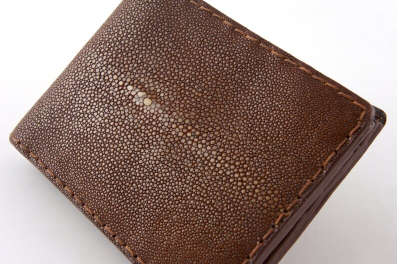 Brown stingray wallet for man image 2