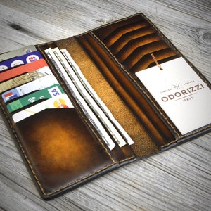 Portafoglio verticale in cuoio fatto a mano in Italia. Portafoglio da uomo con 14 scomparti credit card e 6 scomparti per le banconote