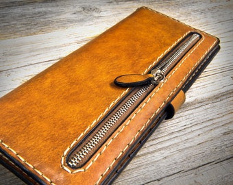 Portafoglio da donna artigianale, fatto a mano in Italia con il miglior cuoio toscano conciato al vegetale. Personalizzabile gratuitamente.
