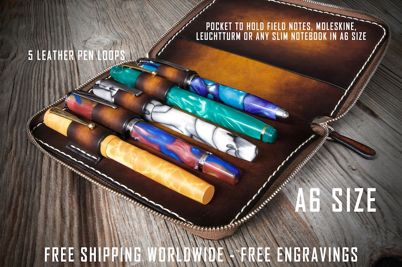 Puede incluir: Un estuche para bol&iacute;grafos de cuero marr&oacute;n con cierre de cremallera y cinco bucles para bol&iacute;grafos. El estuche est&aacute; abierto y tiene varios bol&iacute;grafos dentro. El estuche est&aacute; etiquetado con "A6 SIZE" y "FREE SHIPPING WORLDWIDE - FREE ENGRAVINGS".
