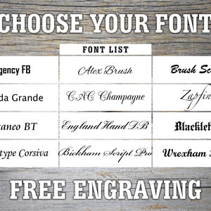 Puede incluir: Una lista de fuentes para elegir para el grabado gratuito. Las fuentes se muestran en una cuadr&iacute;cula con tres columnas. Las fuentes son: Agency FB, Alex Brush, Brush Script, Lucida Grande, CAC Champagne, Zapfino, Cataneo BT, England Hand DB, Blackletter, Monotype Corsiva, Bickham Script Pro y Wrexham Script.