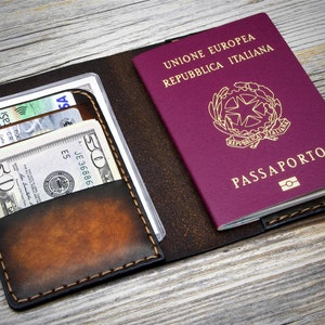 Funda de pasaporte de cuero, Titular de pasaporte de cuero italiano personalizado, Cartera de cuero de viaje, Idea de regalo personalizada, Hecho a mano en Italia
