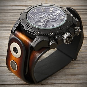 Design Leather Cuff Watch. Innovative Style Rètro Buttons Closure