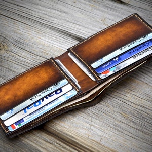 Portafoglio da Ihrer ideal für kleine Dimensionen. Studiato per le banconote americane. Fatto a mano in Italia, alta qualità molto robusto.
